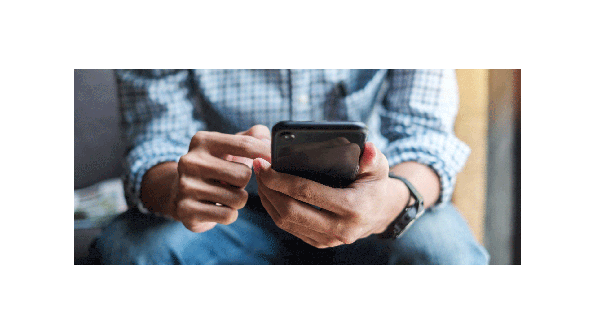 Man holding a cell phone.